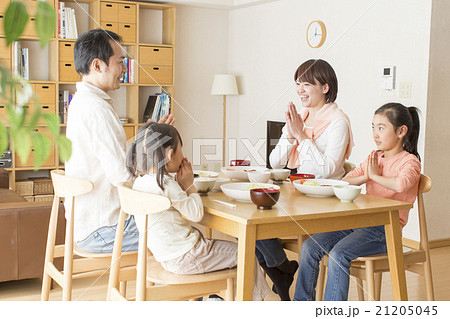 4人家族の食卓イメージ の写真素材
