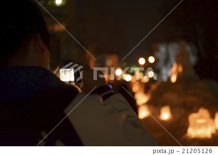 小樽雪あかりの路（記念写真を撮る観光客） 21205126