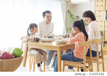 4人家族の食卓イメージの写真素材