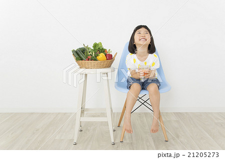 野菜ジュースを飲む笑顔の子供 健康イメージの写真素材