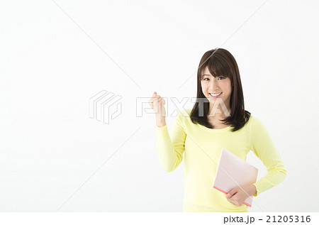 ノートを持ってガッツポーズする女性 21205316