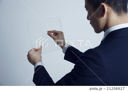 パネルを操作する男性 21206627
