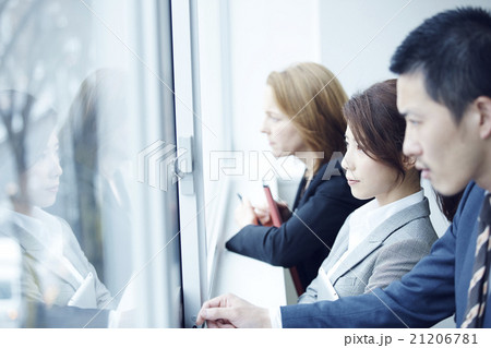 外を眺める男女 外を眺める男女 21206781