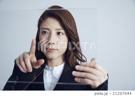 パネルを操作する女性 21207044