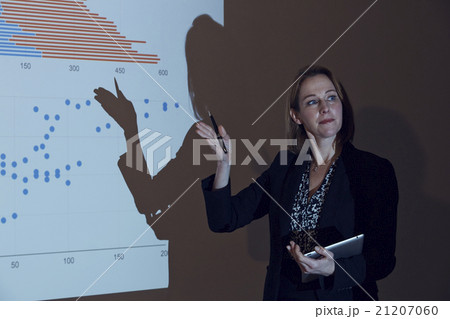 説明するキャリアウーマン 21207060