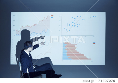 プロジェクターを使ってミーティング 21207076