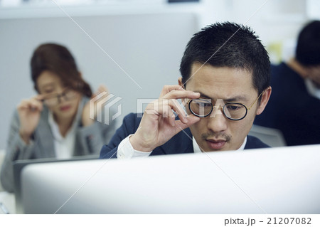 パソコンを使うビジネスマン 21207082