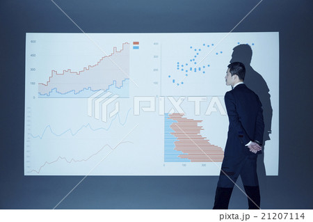 プレゼンテーションをするビジネスマン 21207114