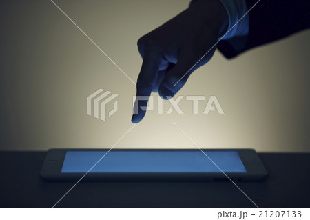 モバイルを使う手元 21207133