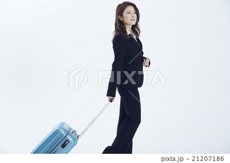 キャリーバックを持つ女性 21207186