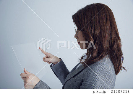 パネルを操作する女性 21207213
