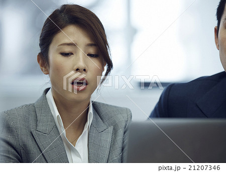話し合いをする男女 21207346