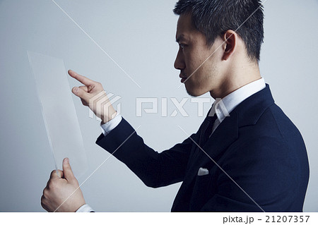 パネルを操作する男性 21207357