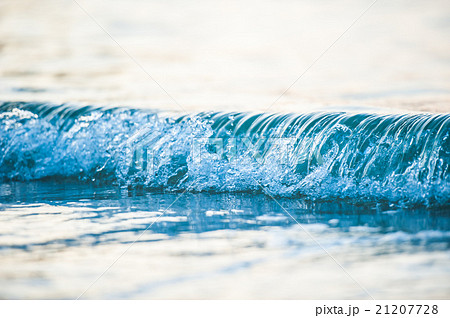 ビーチに打ち寄せる波 リラックスの写真素材