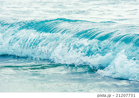 ビーチに打ち寄せる波 リラックスの写真素材