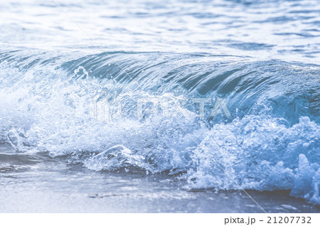 ビーチに打ち寄せる波 リラックスの写真素材