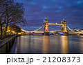 London, Tower Bridge (blue hour) 21208373