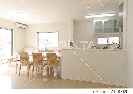 住宅　LDK　イメージ　広い　明るい自然光　椅子6脚　家具　小物あり　施工例 21208899