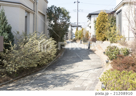 住宅 分譲住宅街と歩道 接道義務 建築基準法 都市計画区域 イメージ 住宅 分譲住宅街と歩道 接道義務 建築基準法 都市計画区域 イメージ 21208910