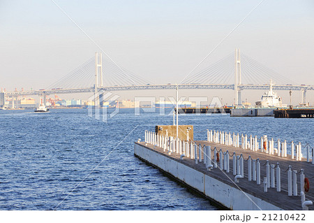 横浜みなとみらいの海の玄関 パシフィコ横浜 ぷかり桟橋 の写真素材
