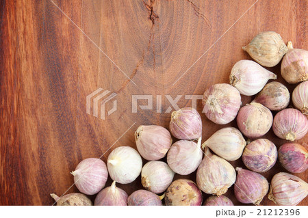 dried garlic against old wooden planks dried garlic against old wooden planks 21212396