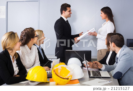 Architecturer making a deal Architecturer making a deal 21215127