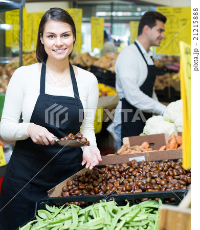 Happy sellers with chestnuts Happy sellers with chestnuts 21215888