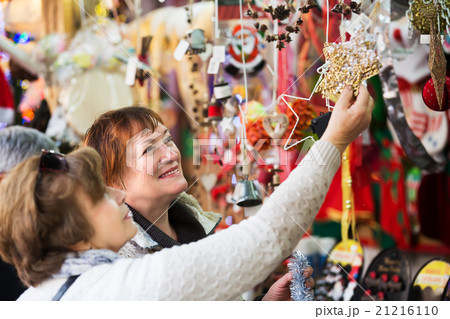 Senior women at Christmas market 21216110