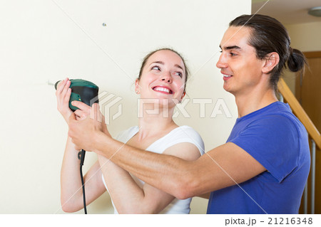 Couple making repairs in the apartment 21216348