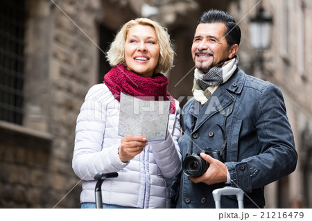 Senior travellers with city map 21216479
