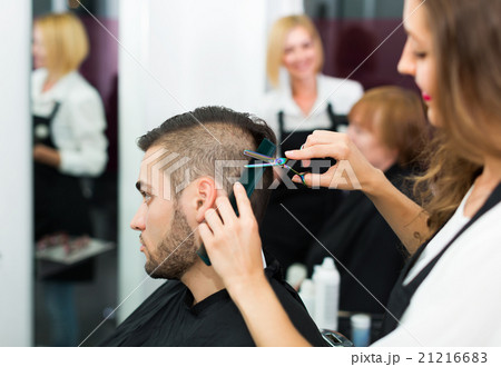 Woman hairdresser doing hairstyle 21216683