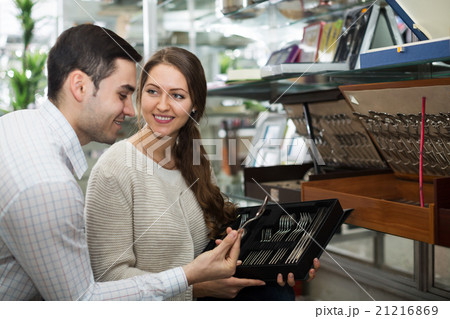 woman and man chooses spoons woman and man chooses spoons 21216869