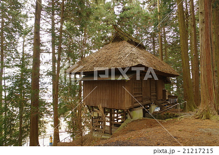 信州　岡谷の神社　今井十五社神社　左後方俯瞰　急な参道途中に懸造でつくられた舞屋が珍しい 21217215