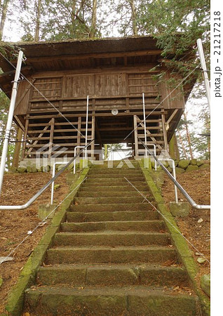 信州　岡谷の神社　今井十五社神社　参道正面俯瞰　縦　急な参道途中に懸造でつくられた舞屋が珍しい 21217218