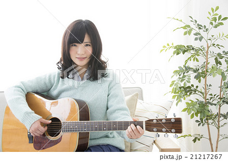 Yoko 油彩画 ギターを弾く女性 （ギターを弾く女性の写真素材