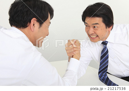 腕相撲をするビジネスマン 21217536
