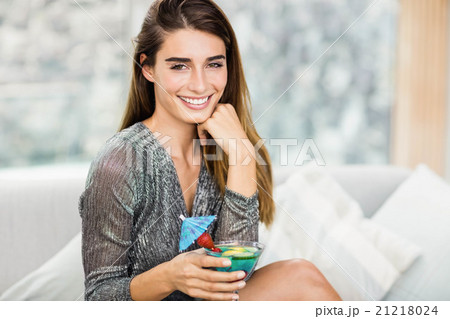 Portrait of beautiful woman having mocktail 21218024