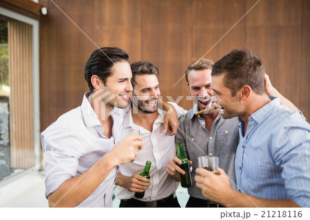 Group of young men having drinks 21218116