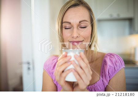 Pretty blonde woman having coffee 21218180