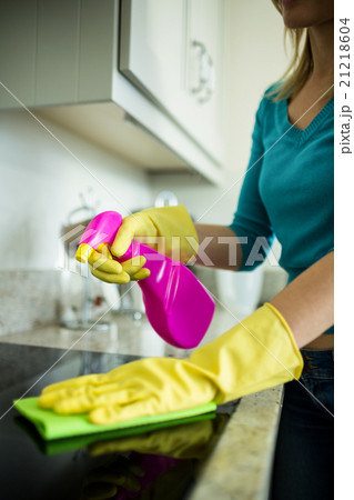 Pretty woman doing her house chores Pretty woman doing her house chores 21218604