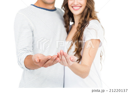 Couple standing empty hand 21220137