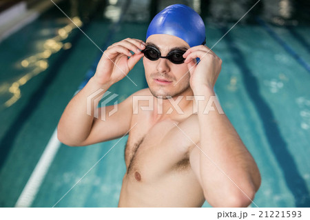 Fit man adjusting his goggles 21221593