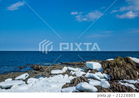 岩に流氷塊が残る日之出岬　（雄武町） 21228803