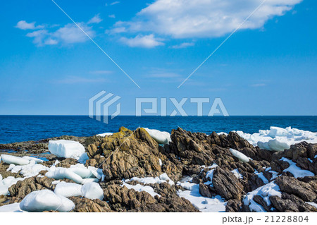岩に流氷塊が残る日之出岬　（雄武町） 21228804