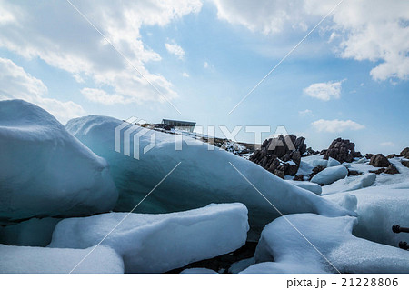 岩に流氷塊が残る日之出岬　（雄武町） 21228806