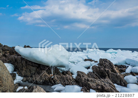 岩に流氷塊が残る日之出岬　（雄武町） 21228807