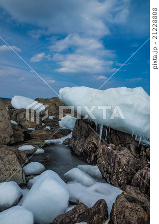 岩に流氷塊が残る日之出岬　（雄武町） 21228808