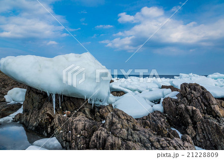 岩に流氷塊が残る日之出岬　（雄武町） 21228809