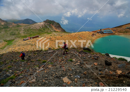 御嶽山・二ノ池と登山者 21229540