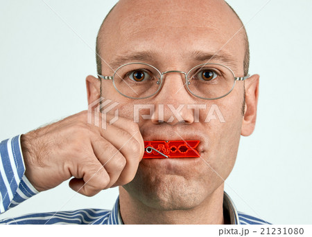 Man with mouth tightly closed 21231080